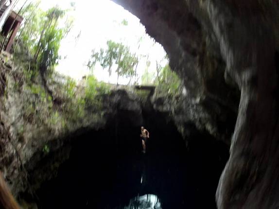 Saltando no magnífico cenote Pit, em Tulum, no Yucatán, sul do México
